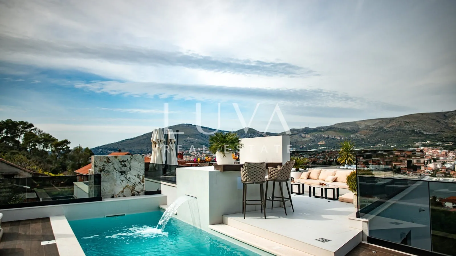 Trogir, luksuzna vila s bazenom i pogledom na more na prodaju