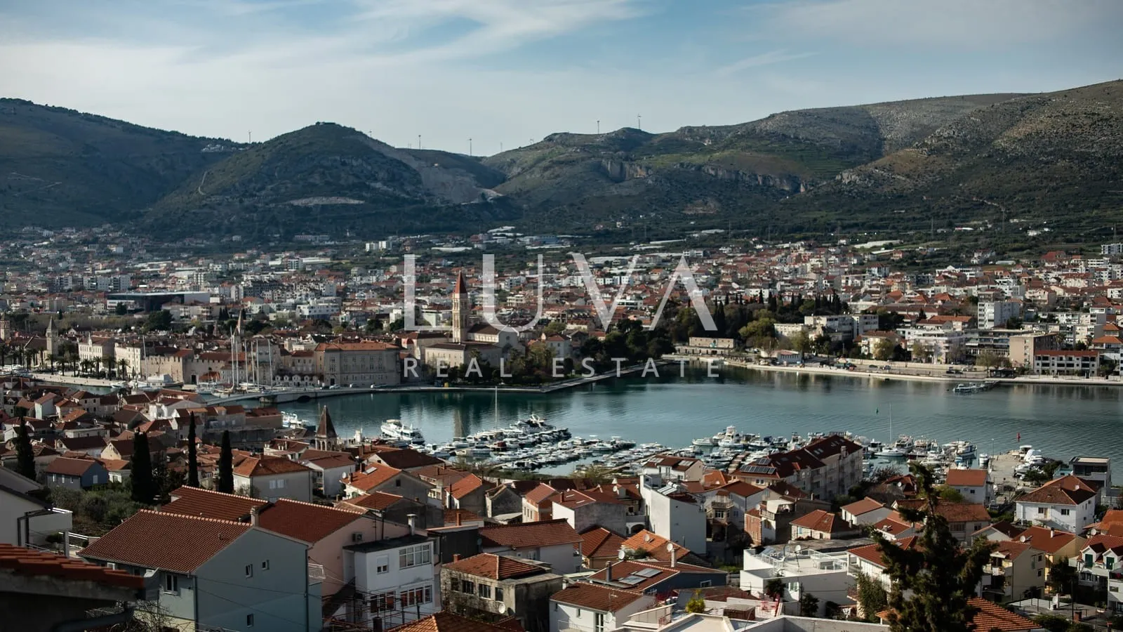 Trogir, luksuzna vila s bazenom i pogledom na more na prodaju