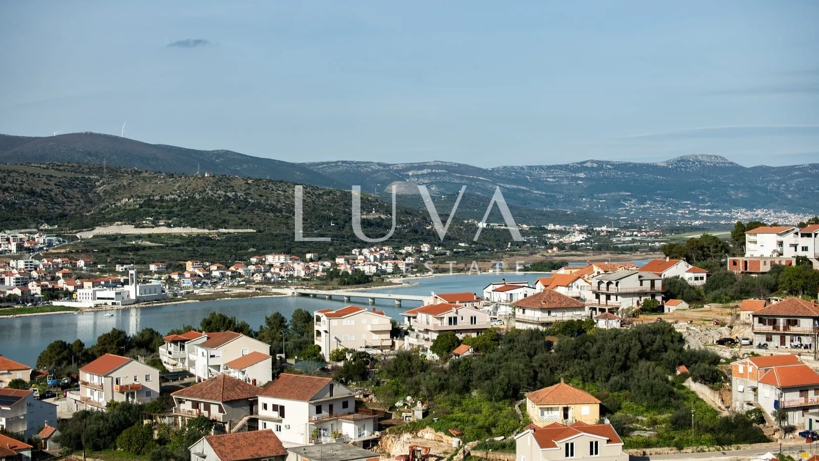 Trogir, luksuzna vila s bazenom i pogledom na more na prodaju