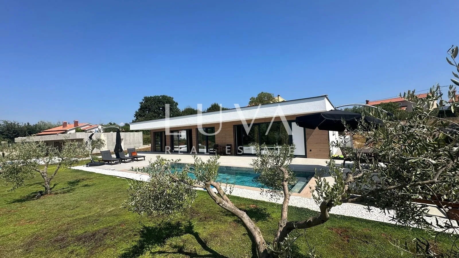 Istra, Labin, prodaje se moderna vila s bazenom i dva stana, 176 m2