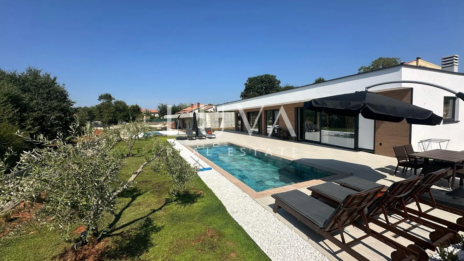 Istra, Labin, prodaje se moderna vila s bazenom i dva stana, 176 m2