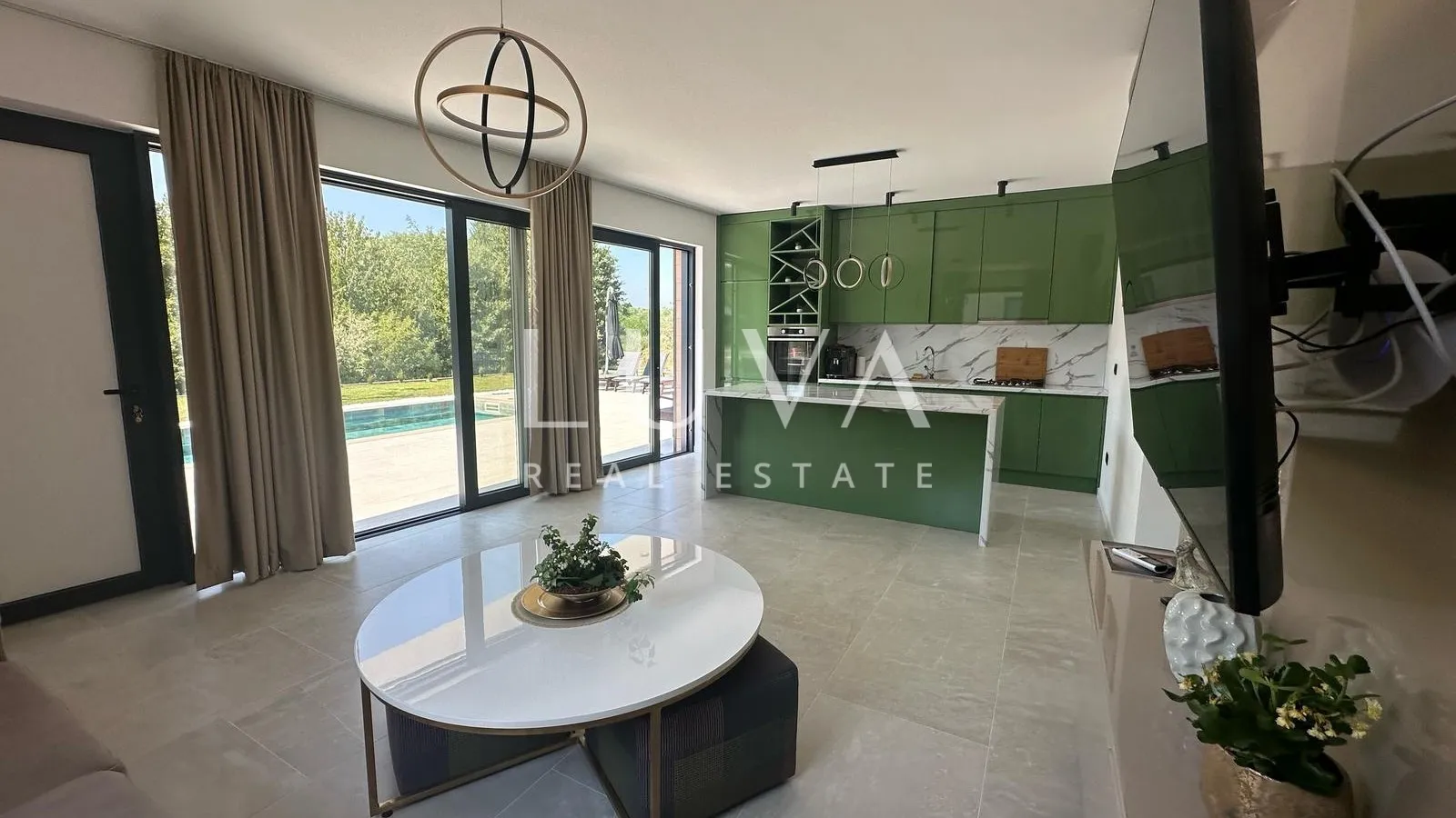 Istra, Labin, prodaje se moderna vila s bazenom i dva stana, 176 m2