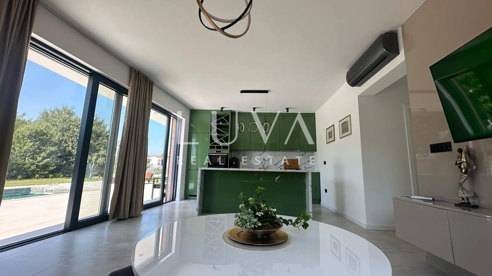 Istra, Labin, prodaje se moderna vila s bazenom i dva stana, 176 m2
