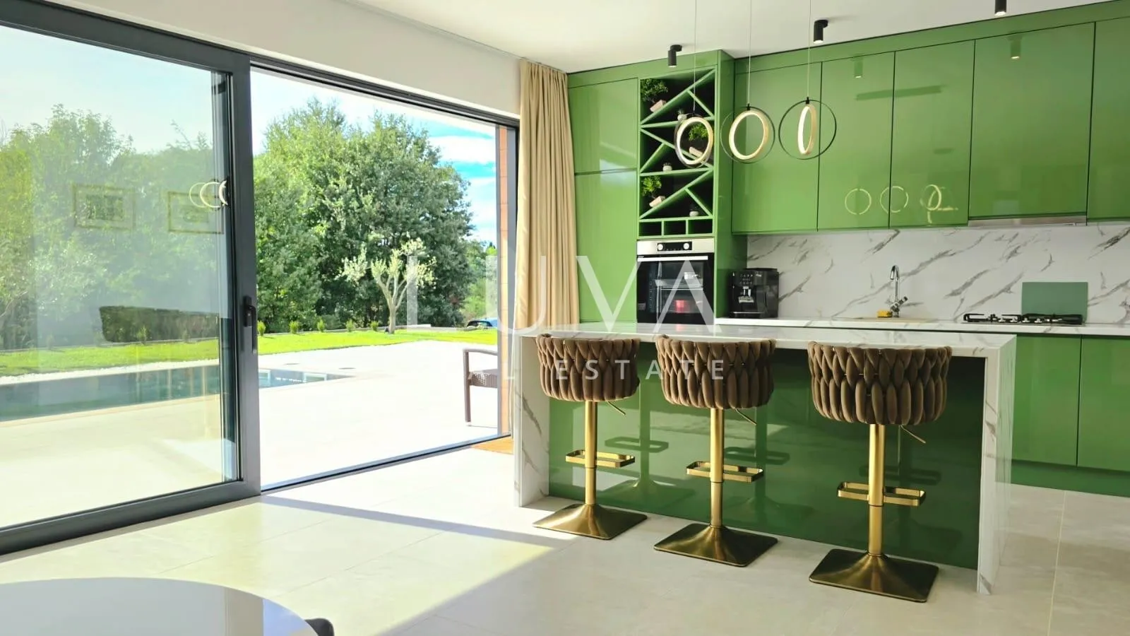Istra, Labin, prodaje se moderna vila s bazenom i dva stana, 176 m2