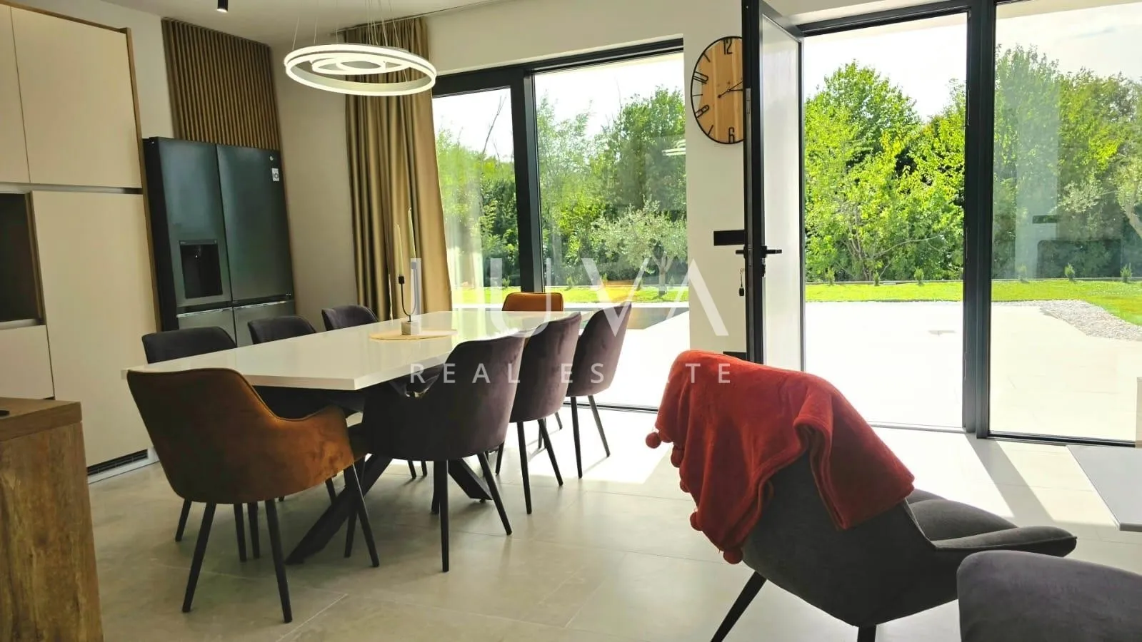 Istra, Labin, prodaje se moderna vila s bazenom i dva stana, 176 m2