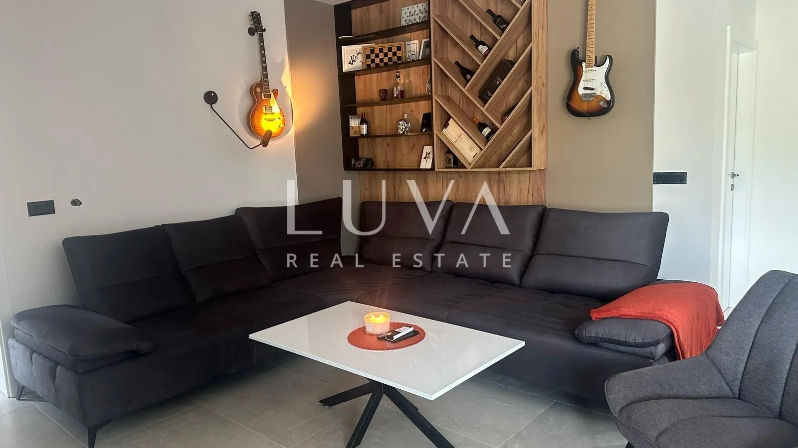Istra, Labin, prodaje se moderna vila s bazenom i dva stana, 176 m2