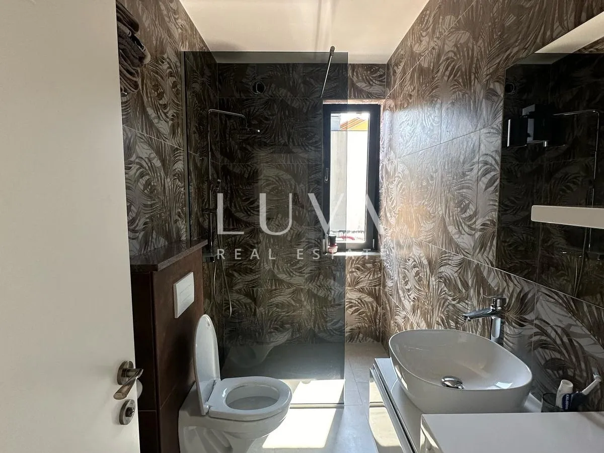 Istra, Labin, prodaje se moderna vila s bazenom i dva stana, 176 m2