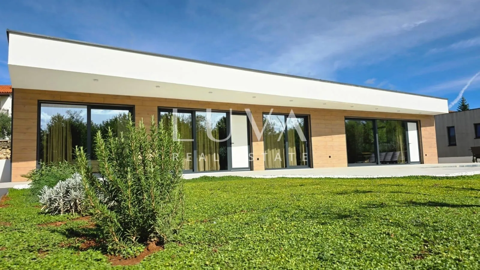 Istra, Labin, prodaje se moderna vila s bazenom i dva stana, 176 m2