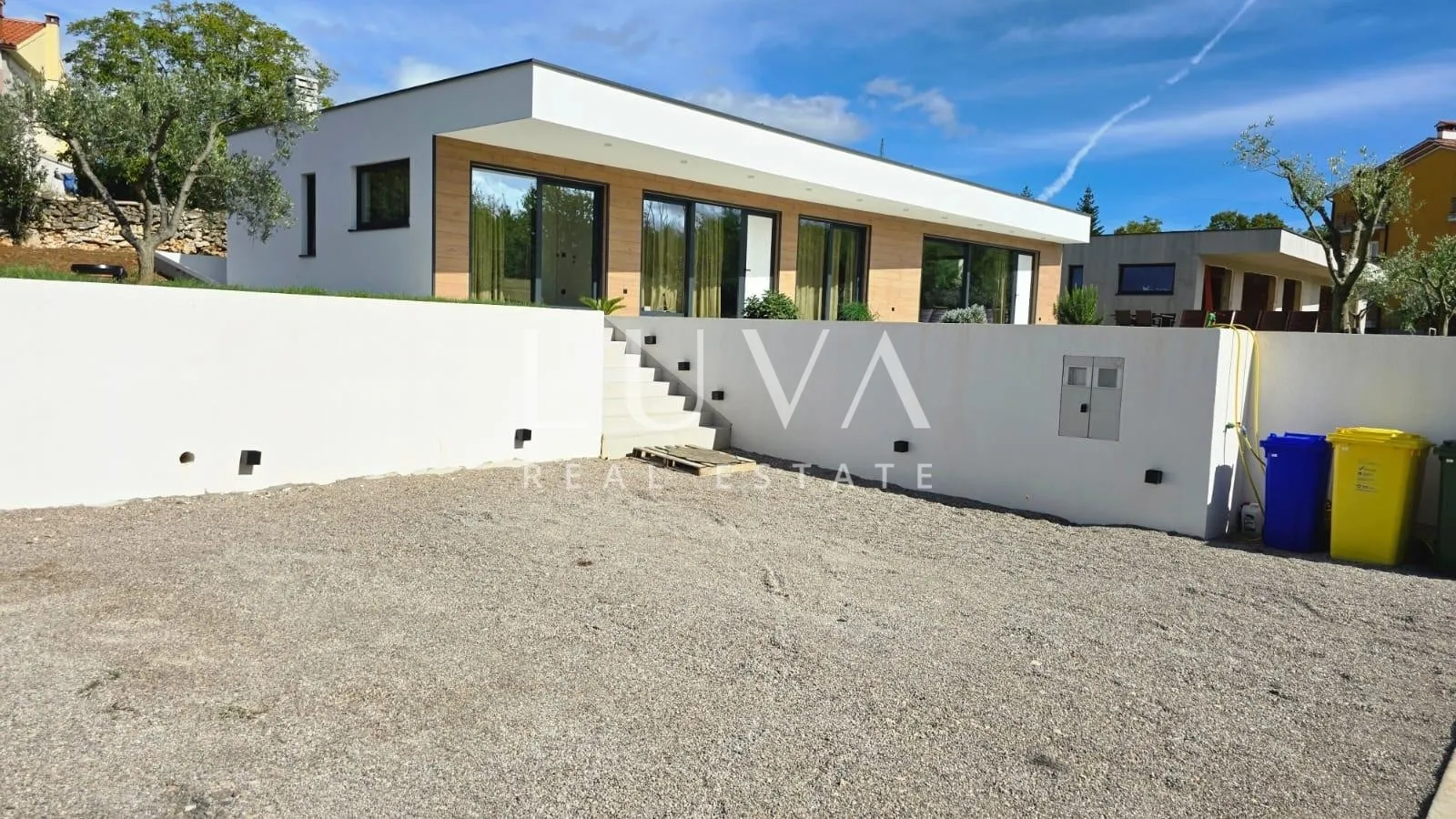 Istra, Labin, prodaje se moderna vila s bazenom i dva stana, 176 m2