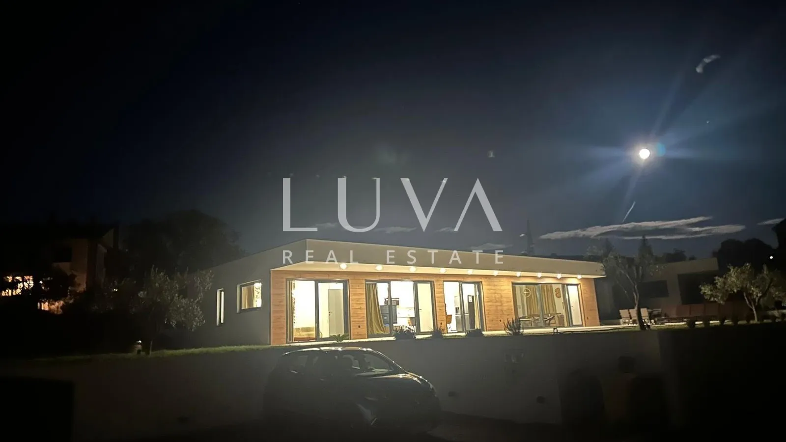 Istra, Labin, prodaje se moderna vila s bazenom i dva stana, 176 m2