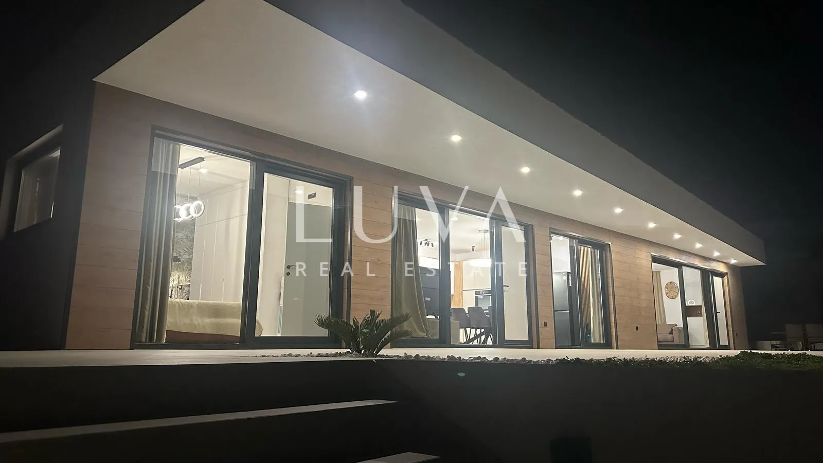 Istra, Labin, prodaje se moderna vila s bazenom i dva stana, 176 m2