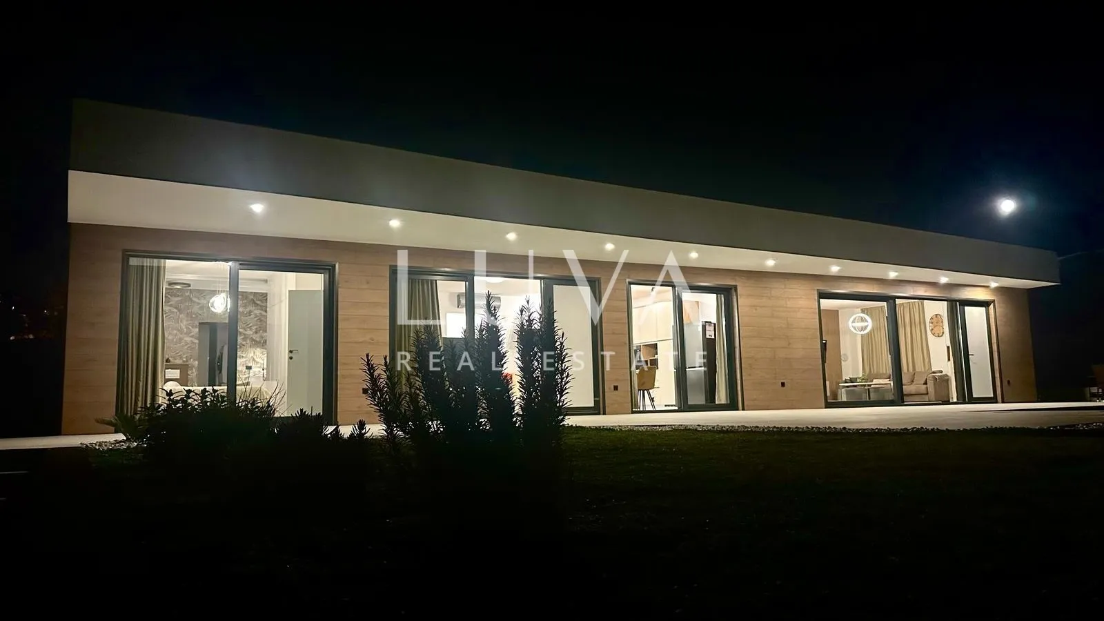 Istra, Labin, prodaje se moderna vila s bazenom i dva stana, 176 m2
