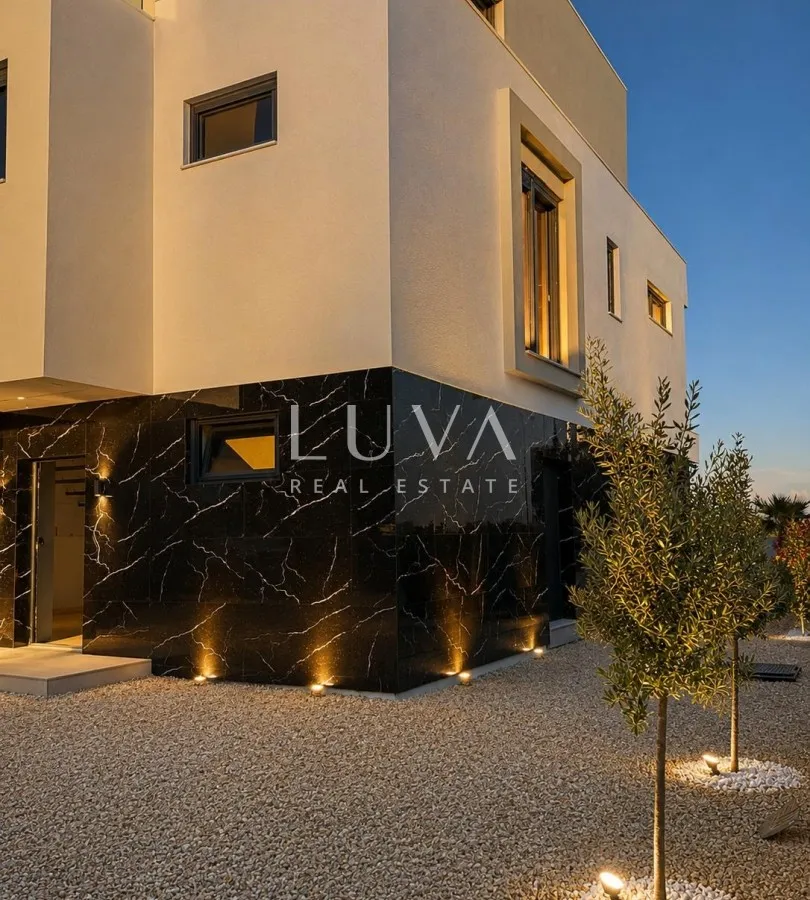 Sukošan, Zadar, luksuzna vila s bazenom uz more na prodaju