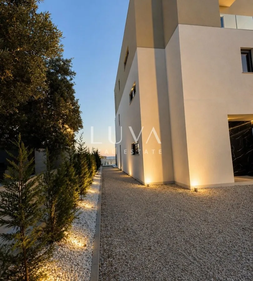 Sukošan, Zadar, luksuzna vila s bazenom uz more na prodaju