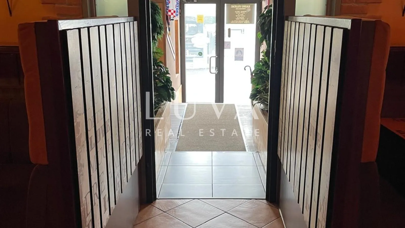 Zagreb, Vrbani, ugostiteljski objekt s dvoetažnim stanom 450m2