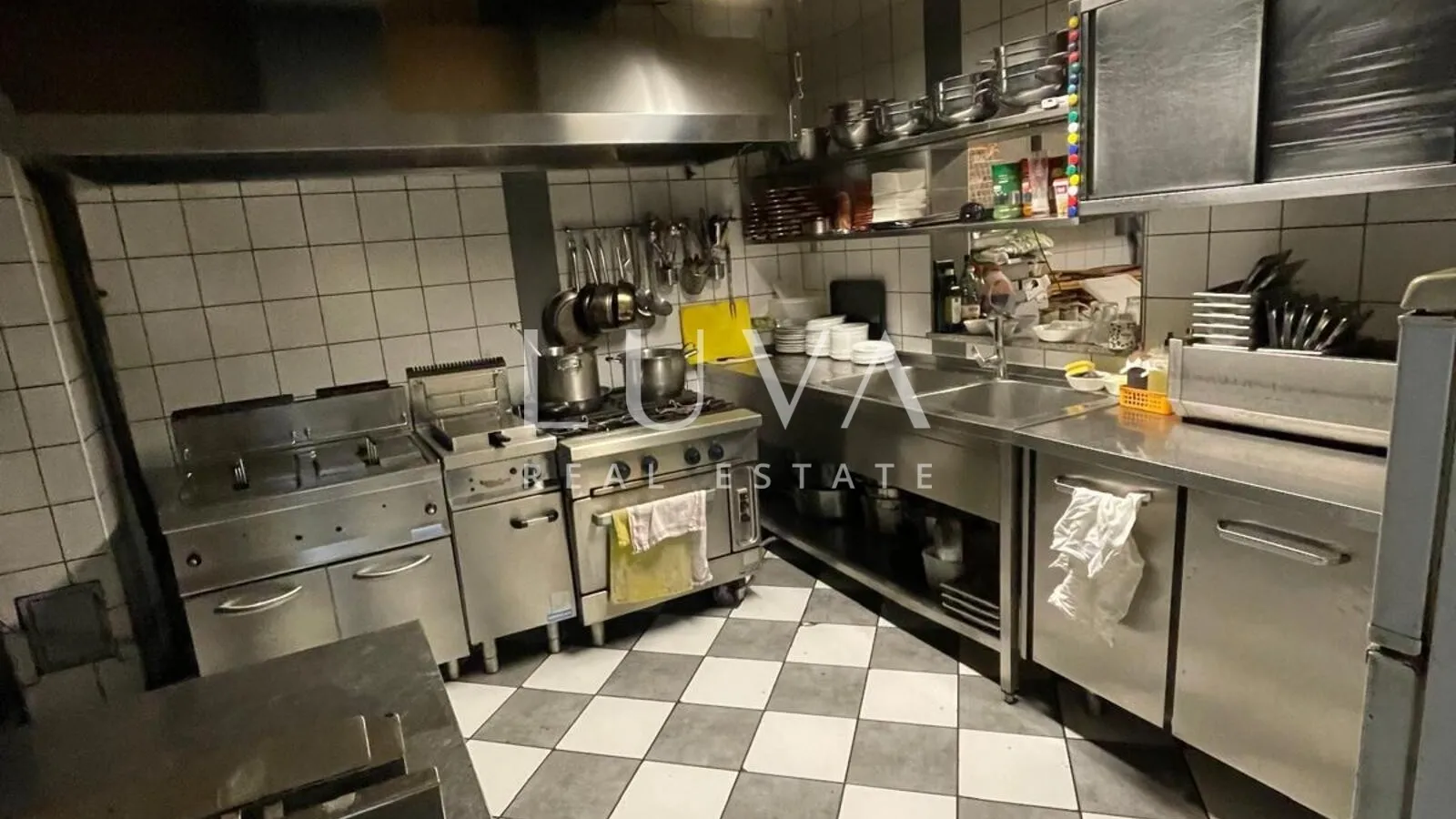 Zagreb, Vrbani, ugostiteljski objekt s dvoetažnim stanom 450m2