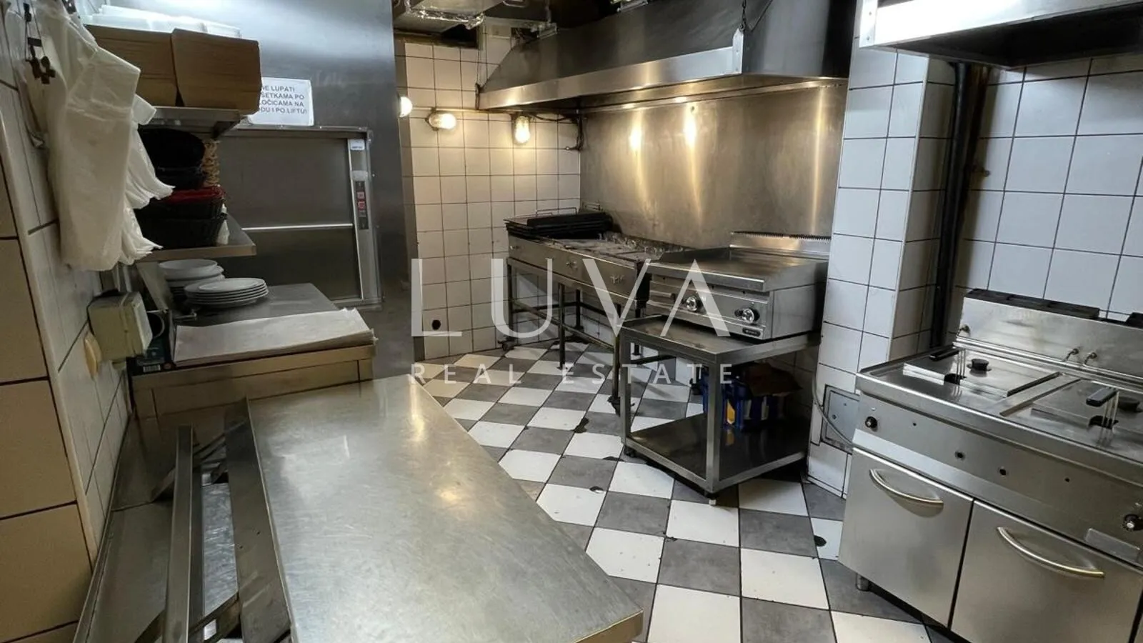 Zagreb, Vrbani, ugostiteljski objekt s dvoetažnim stanom 450m2