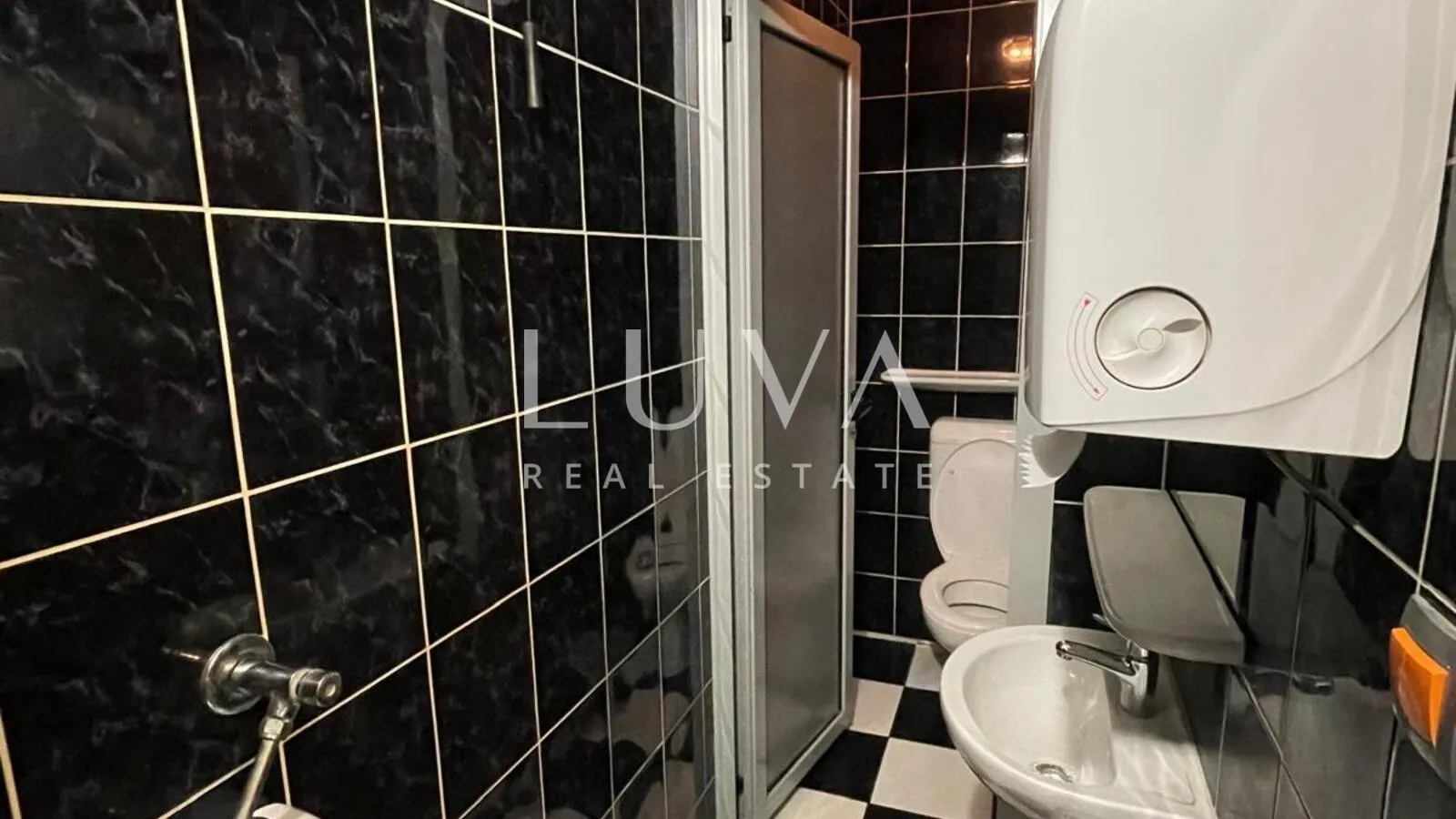 Zagreb, Vrbani, ugostiteljski objekt s dvoetažnim stanom 450m2