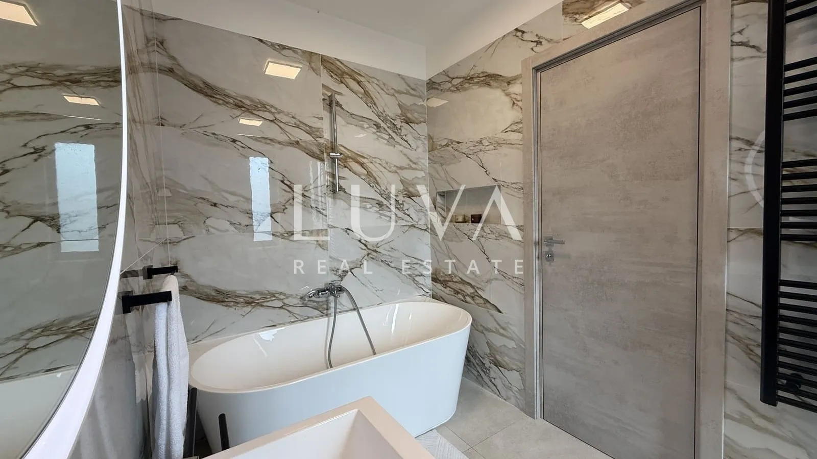 Kaštel Stari, Split, moderna luksuzna vila s bazenom na prodaju