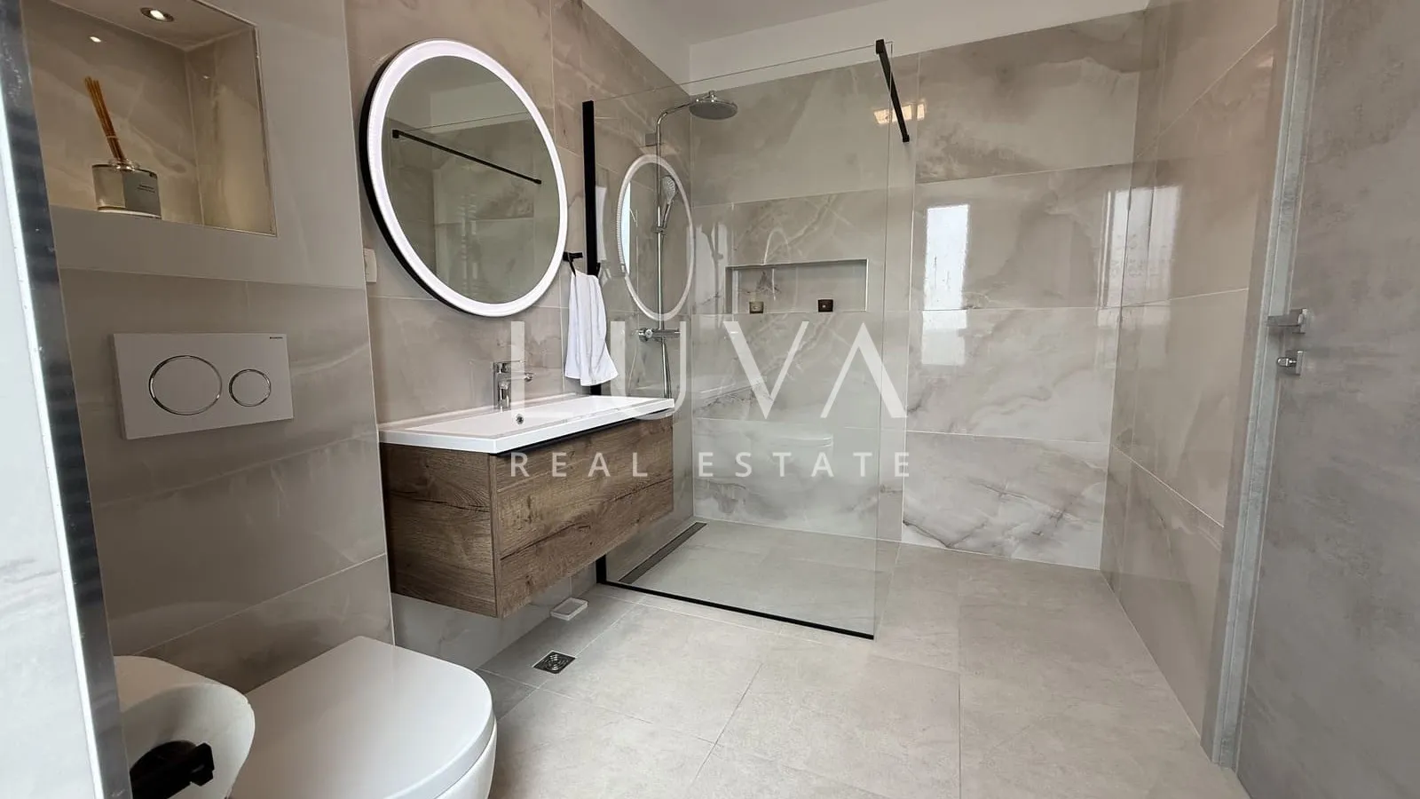 Kaštel Stari, Split, moderna luksuzna vila s bazenom na prodaju