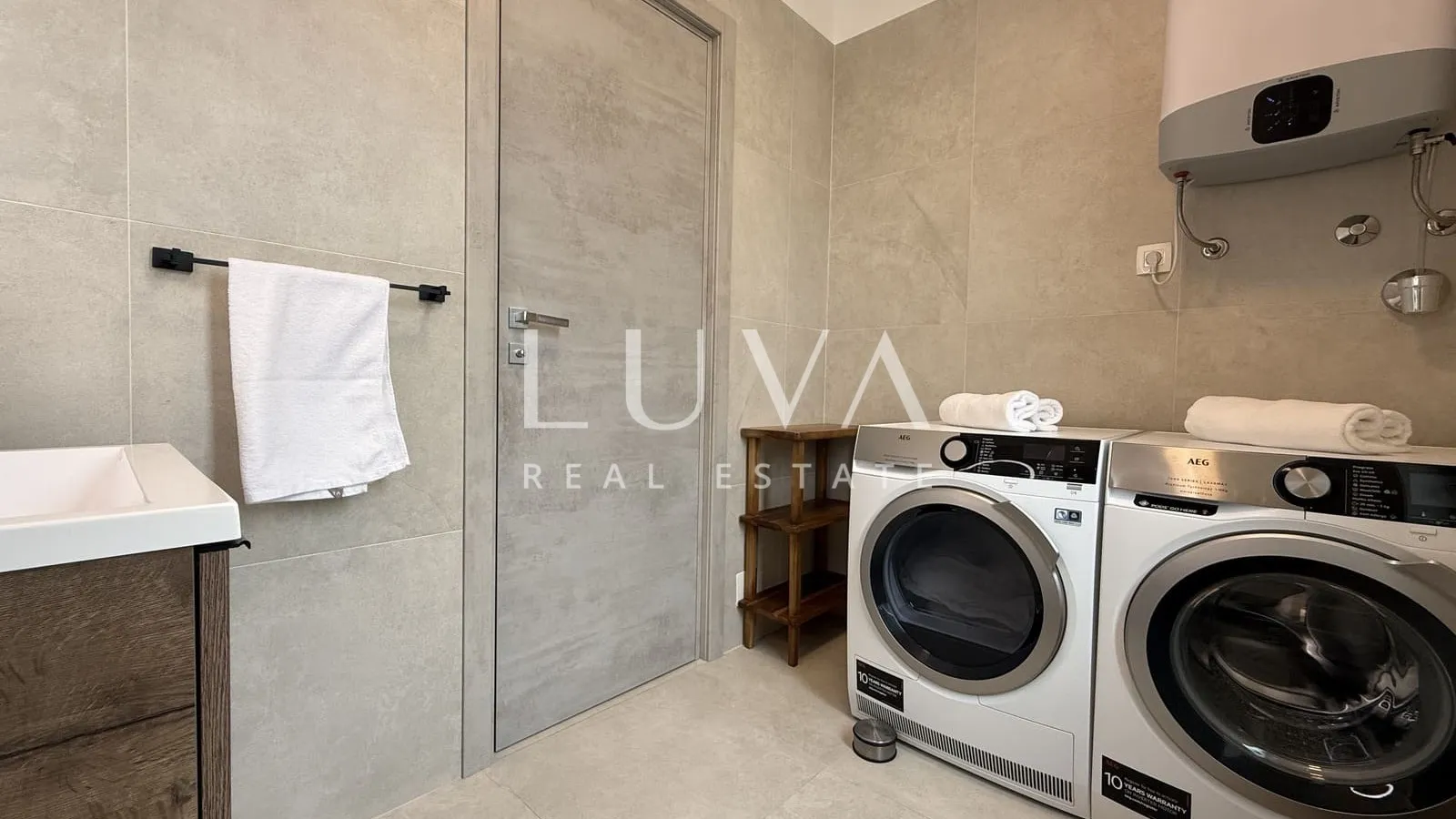 Kaštel Stari, Split, moderna luksuzna vila s bazenom na prodaju
