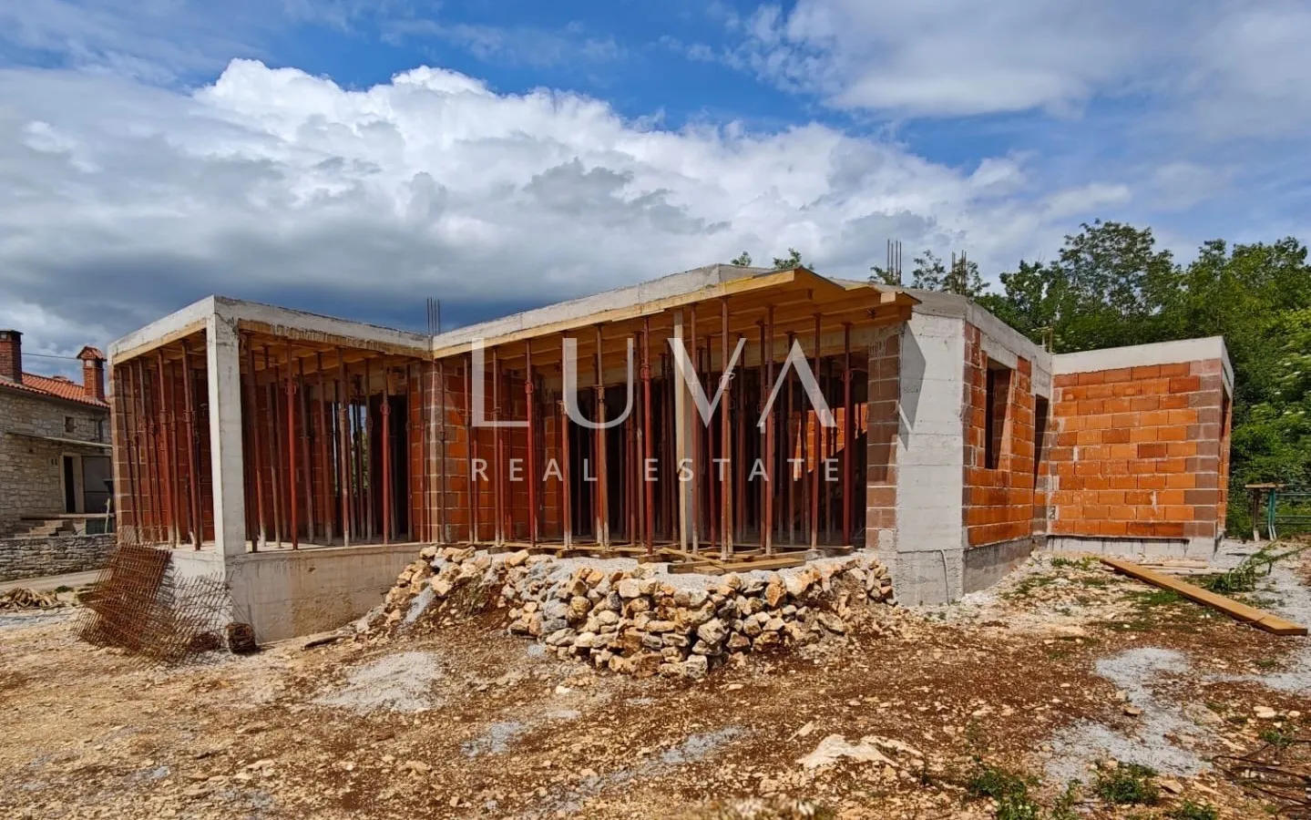 Istra, Tinjan, moderna vila s bazenom u izgradnji, 235 m2