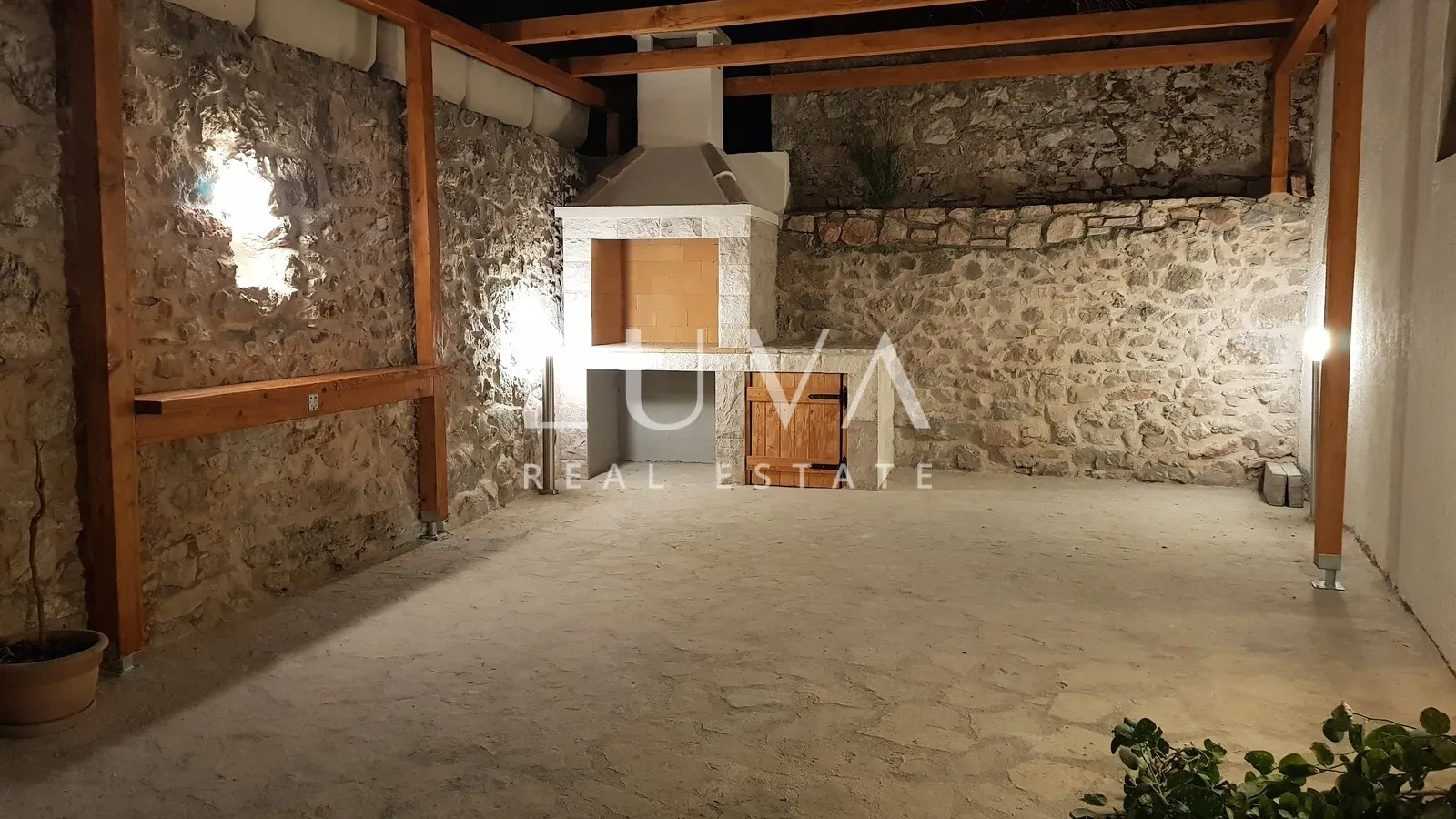 Hvar, Vrbanj – Authentic Stone House with Pool for Sale