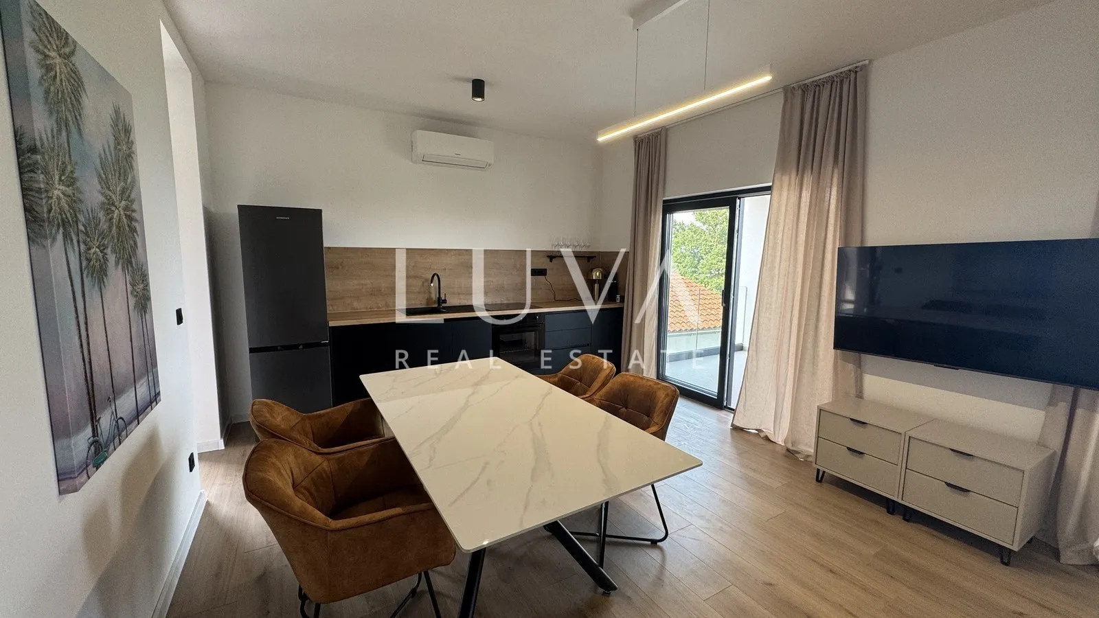 Lovran, moderan stan s bazenom i pogledom na more za najam, 90 m2