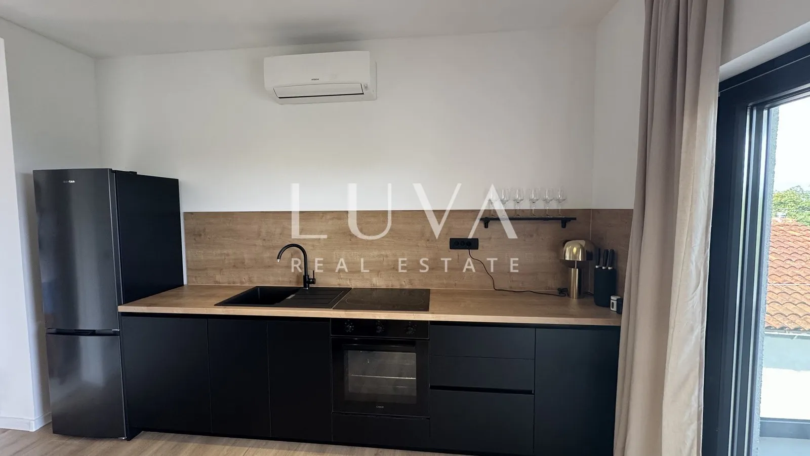 Lovran, moderan stan s bazenom i pogledom na more za najam, 90 m2