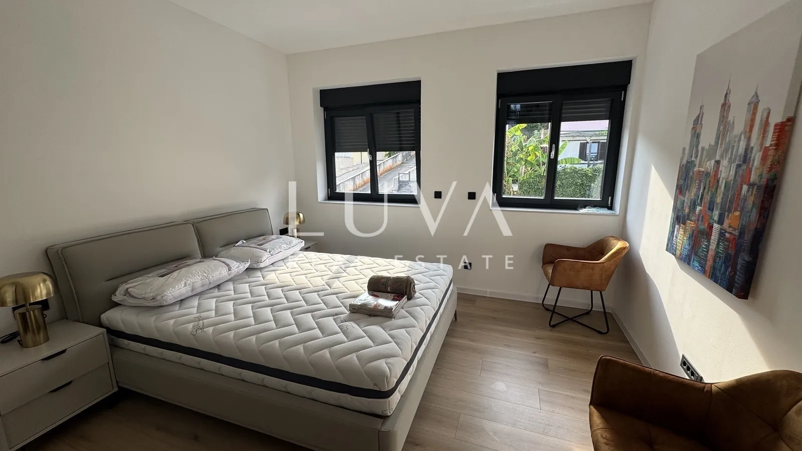 Lovran, moderan stan s bazenom i pogledom na more za najam, 90 m2