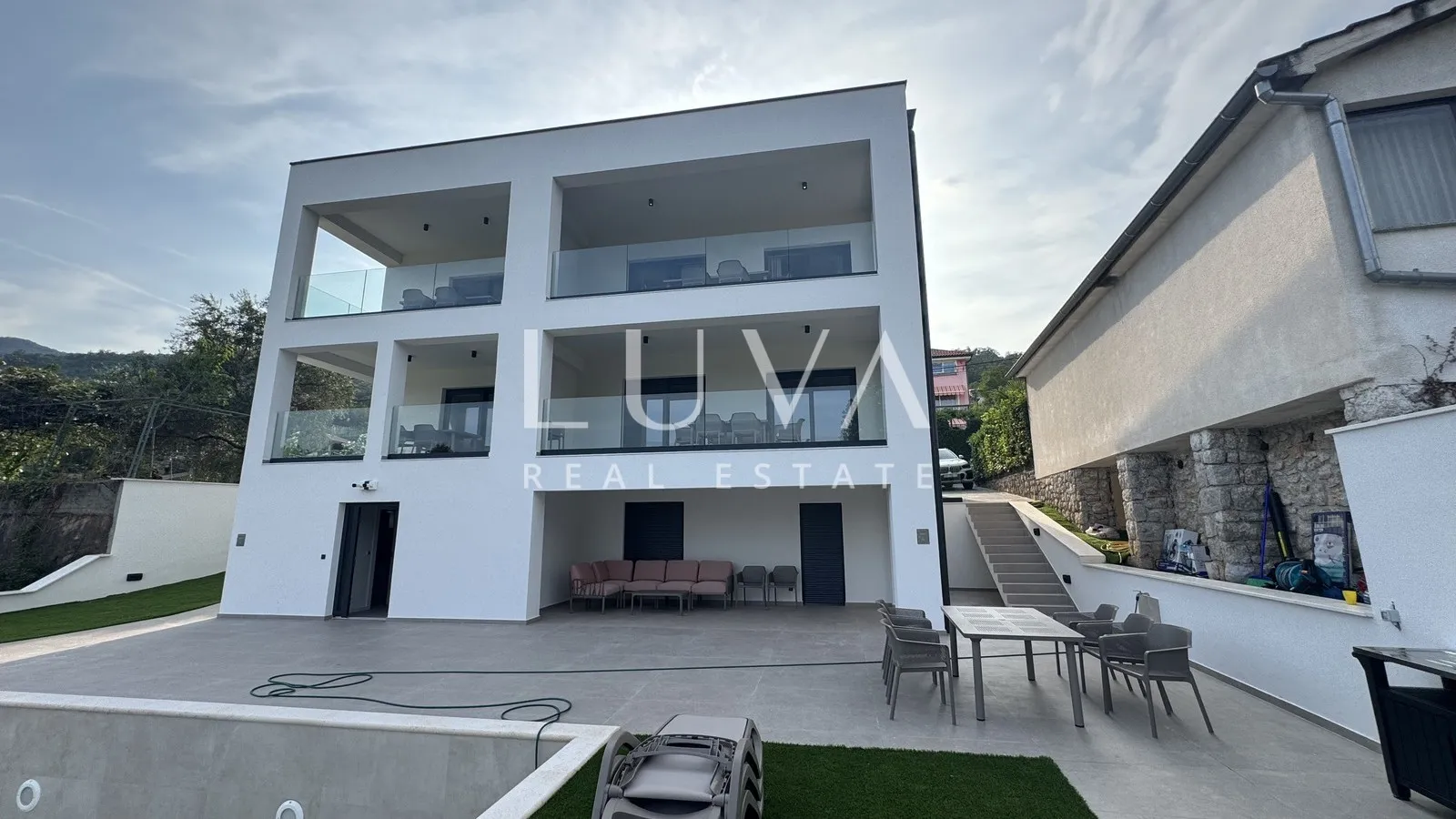 Lovran, moderan stan s bazenom i pogledom na more za najam, 90 m2