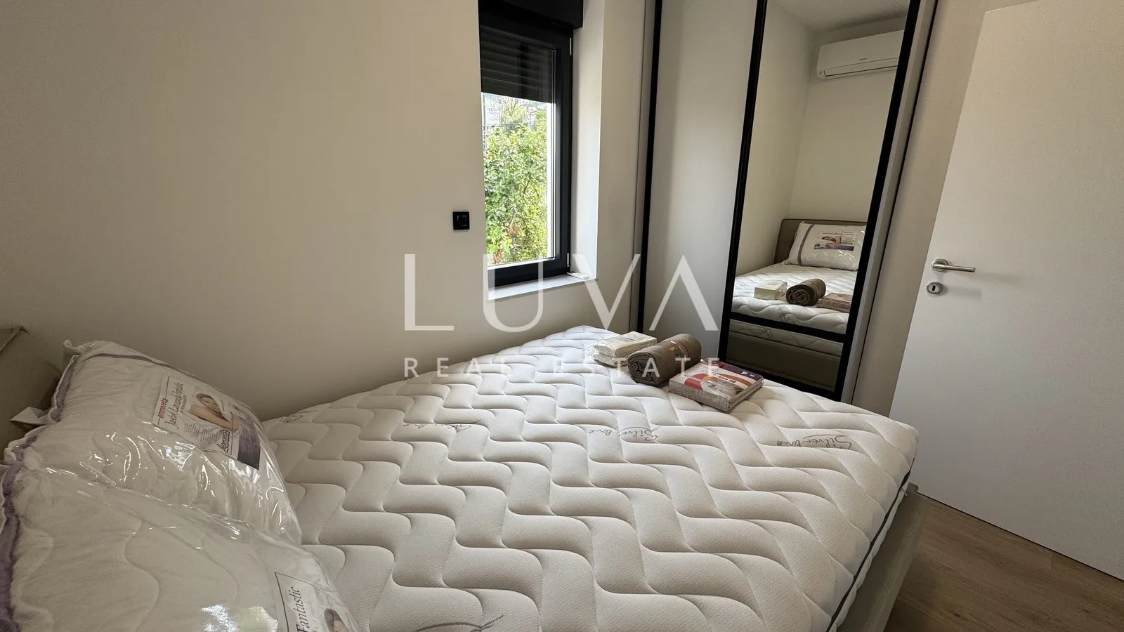 Lovran, moderan stan s bazenom i pogledom na more za najam, 60 m2