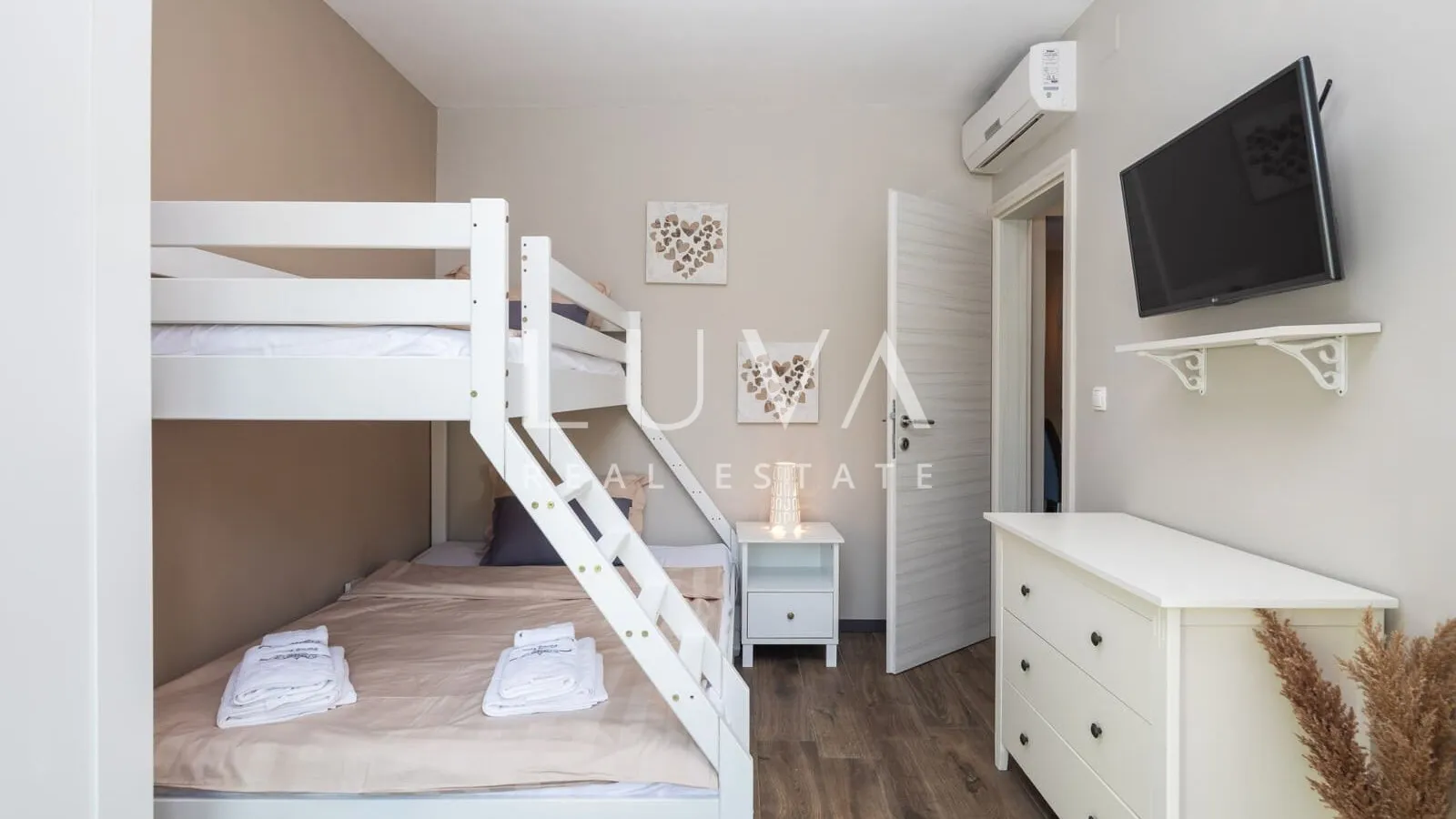Pag, luksuzna vila s bazenom blizu mora na prodaju