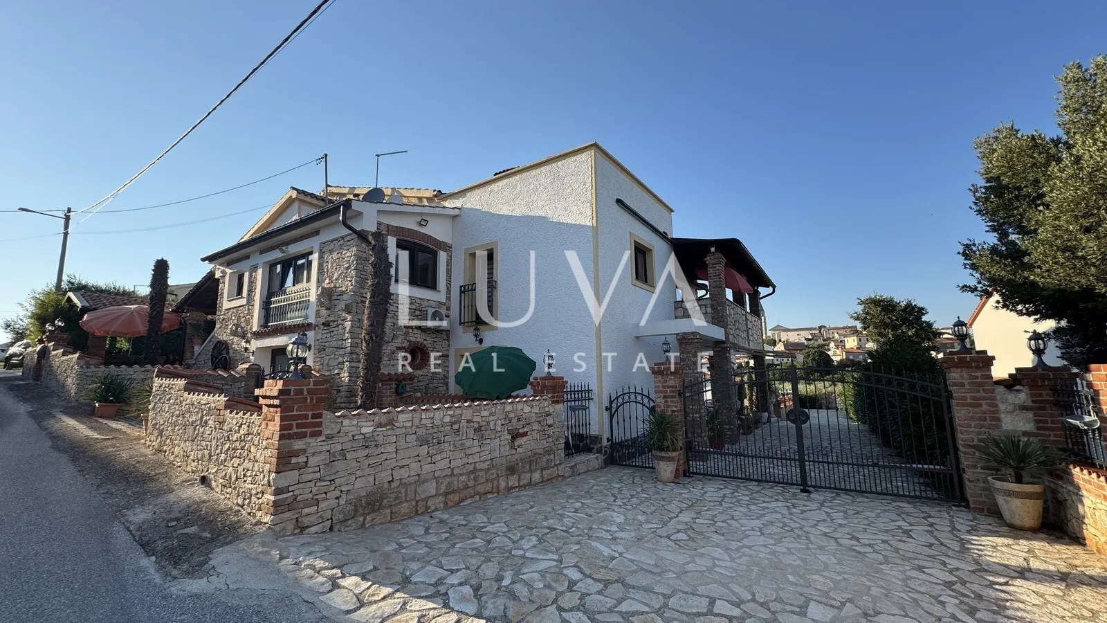 Istra, Višnjan, rustikalna kuća s tri apartmana, 580m2