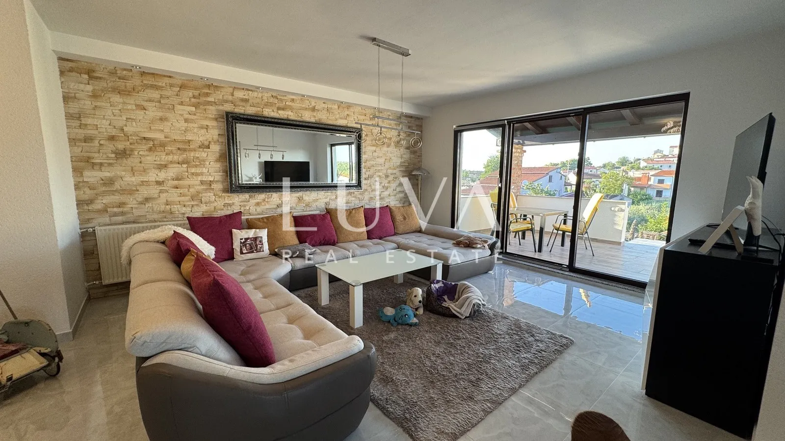 Istra, Višnjan, rustikalna kuća s tri apartmana, 580m2