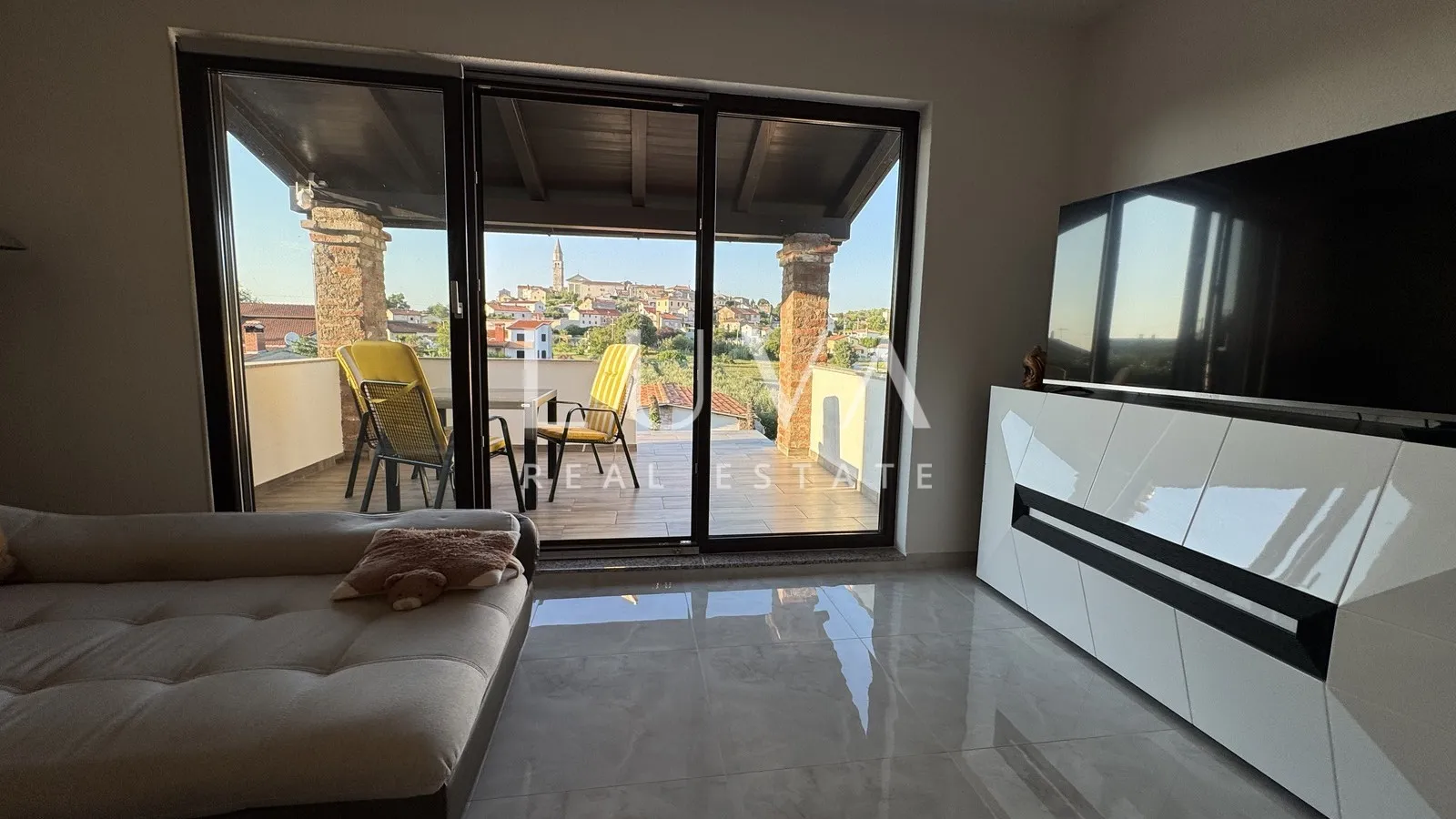 Istra, Višnjan, rustikalna kuća s tri apartmana, 580m2