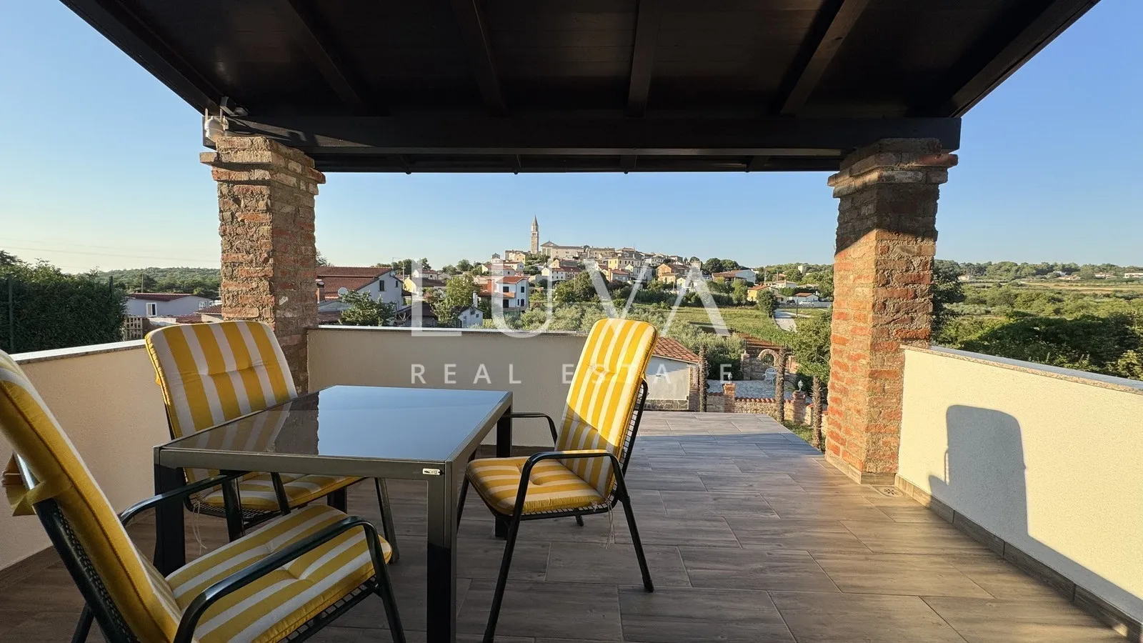 Istra, Višnjan, rustikalna kuća s tri apartmana, 580m2