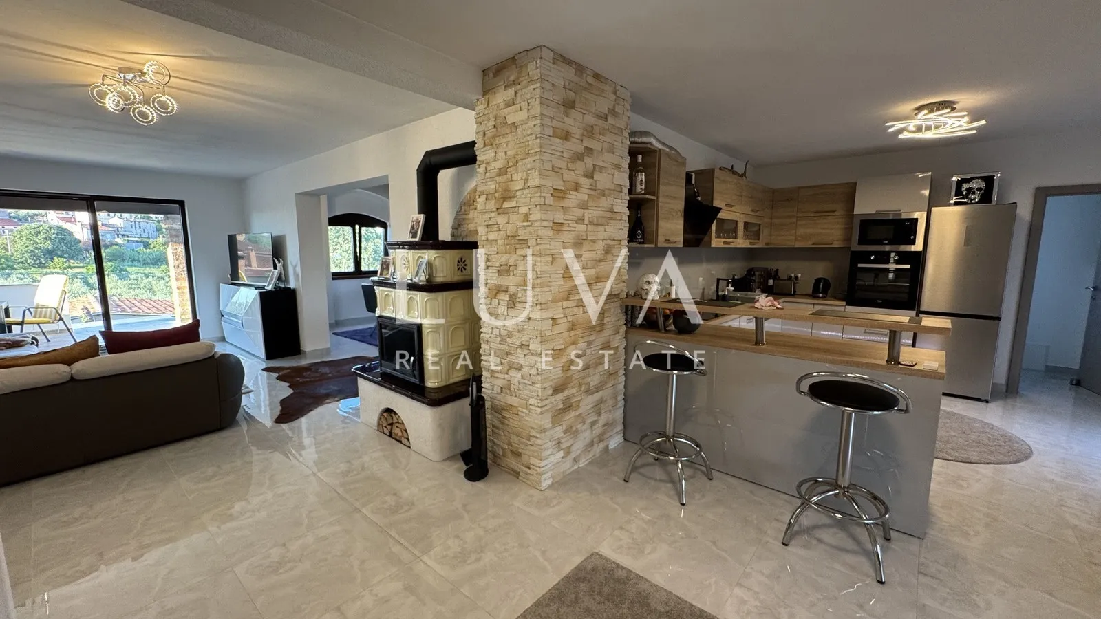 Istra, Višnjan, rustikalna kuća s tri apartmana, 580m2