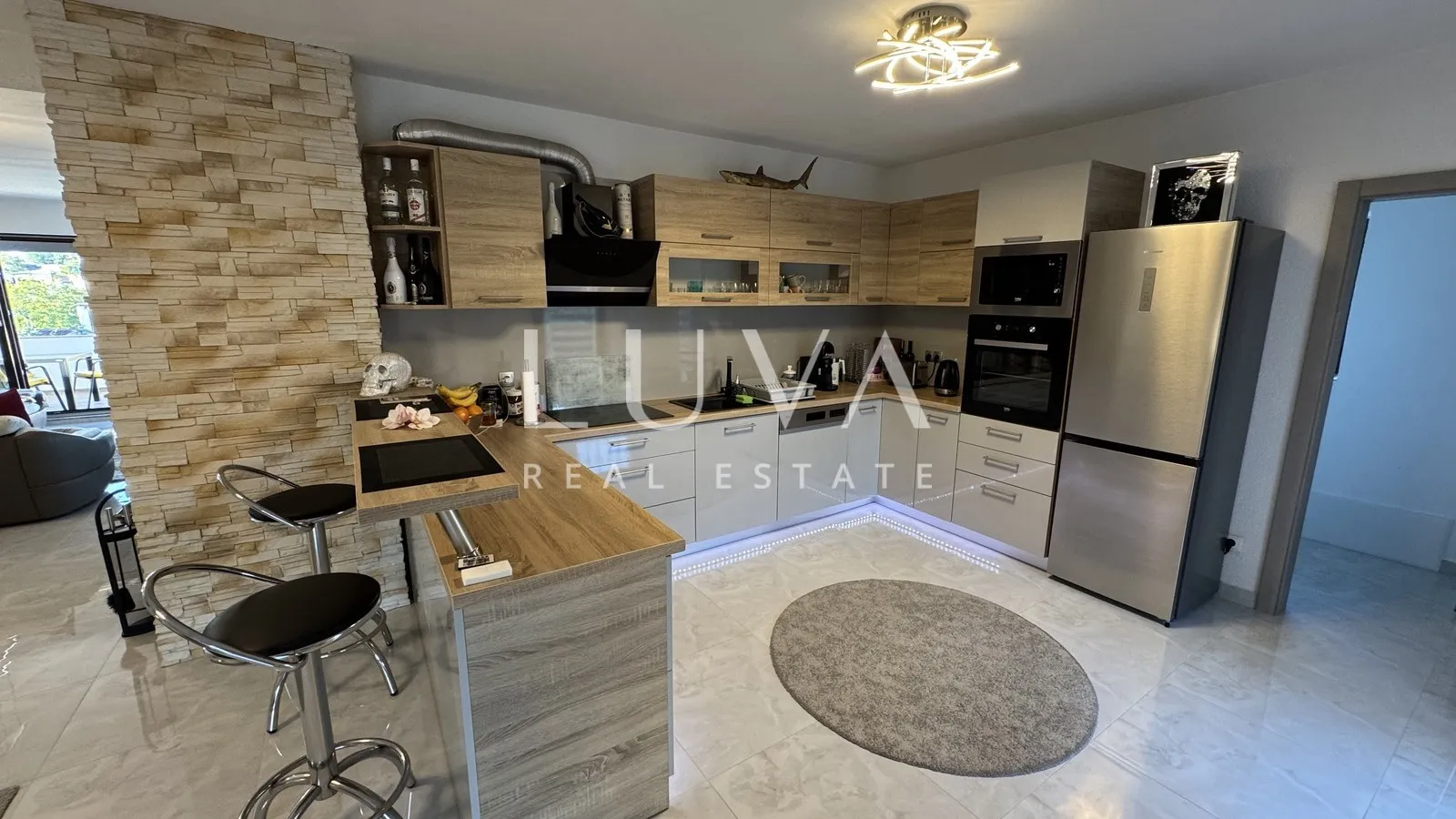 Istra, Višnjan, rustikalna kuća s tri apartmana, 580m2