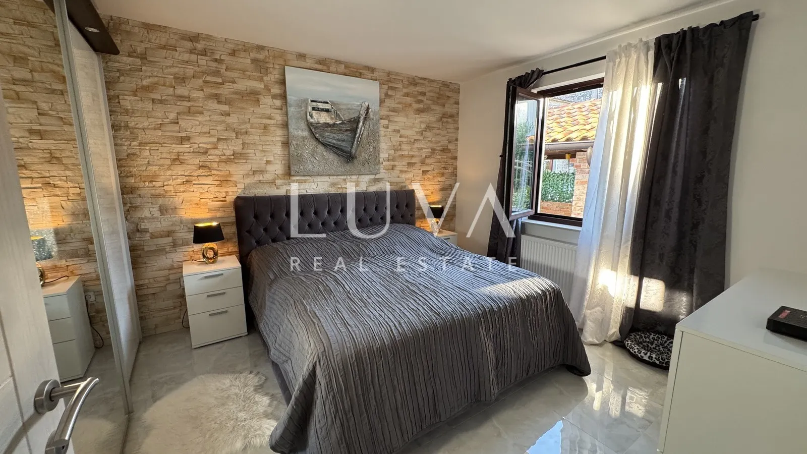 Istra, Višnjan, rustikalna kuća s tri apartmana, 580m2