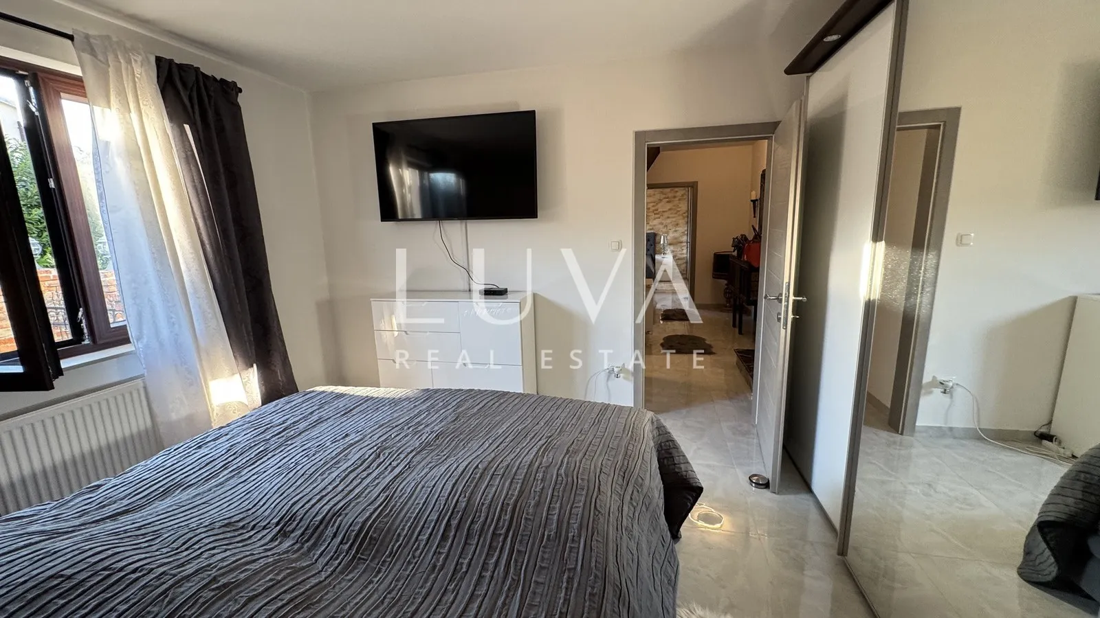 Istra, Višnjan, rustikalna kuća s tri apartmana, 580m2