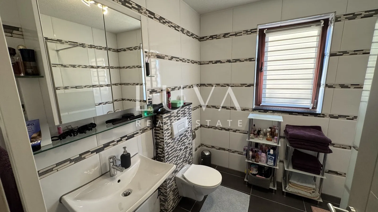 Istra, Višnjan, rustikalna kuća s tri apartmana, 580m2