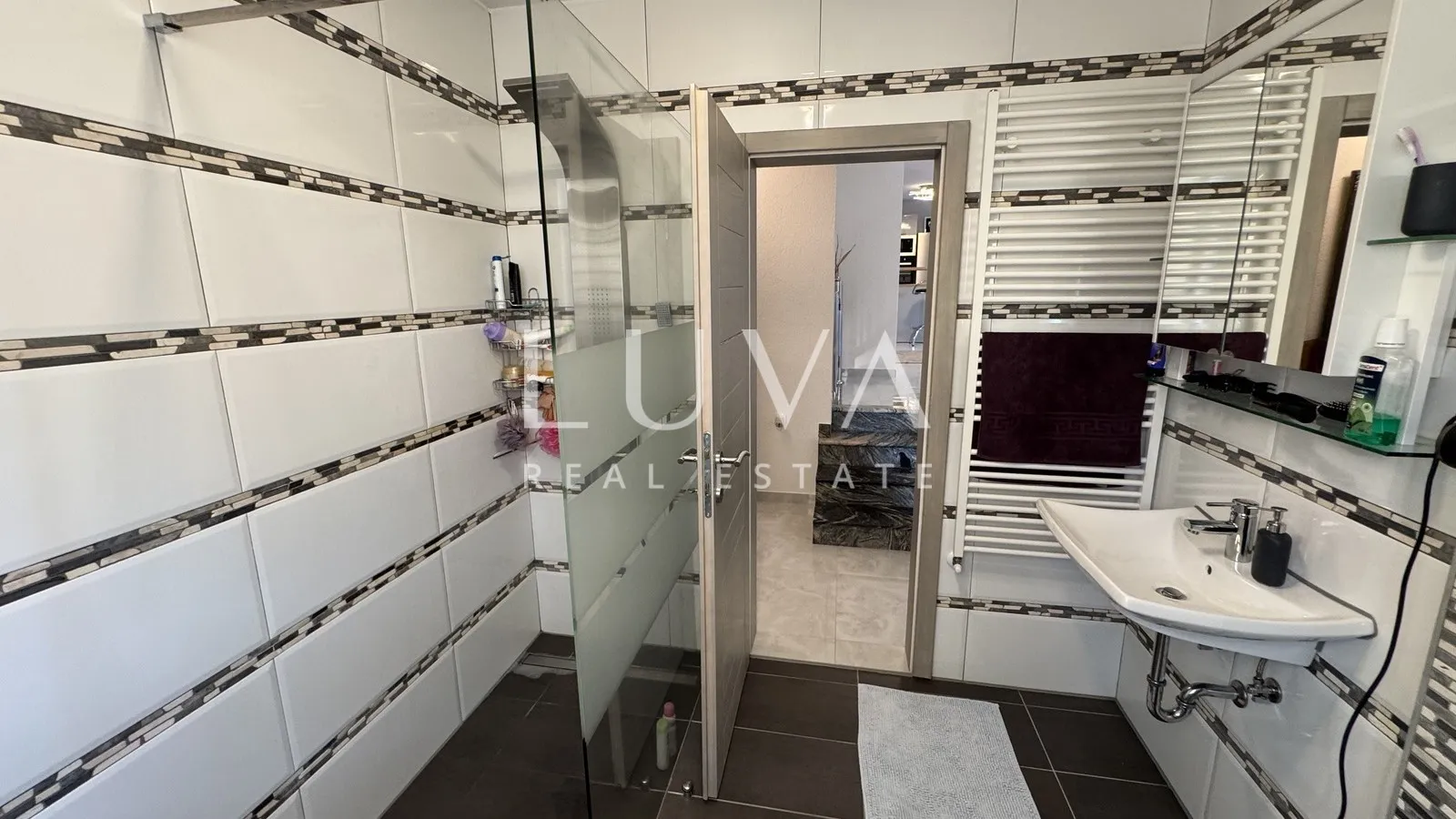 Istra, Višnjan, rustikalna kuća s tri apartmana, 580m2