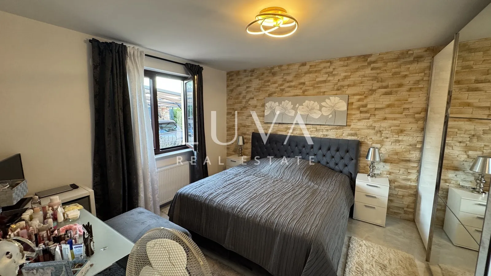 Istra, Višnjan, rustikalna kuća s tri apartmana, 580m2
