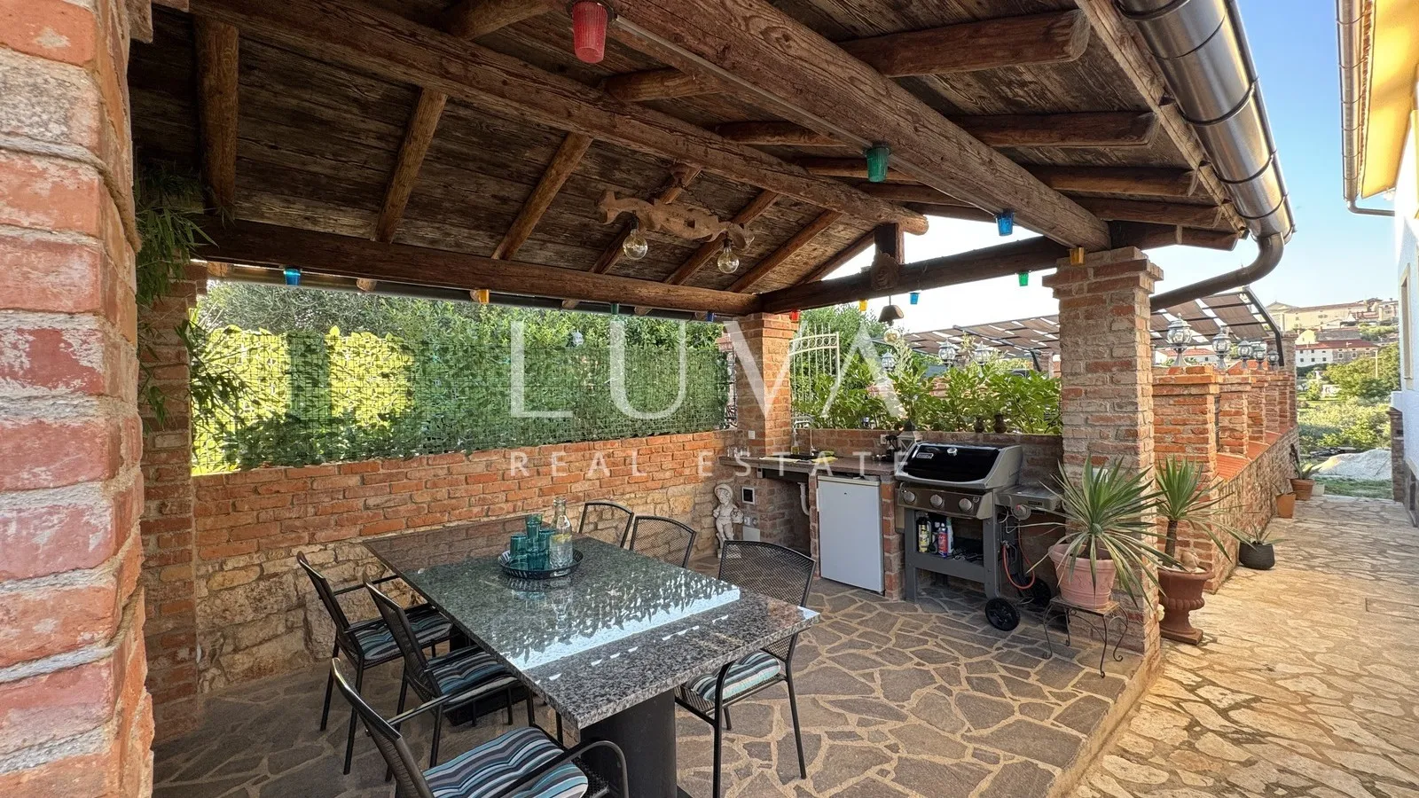 Istra, Višnjan, rustikalna kuća s tri apartmana, 580m2