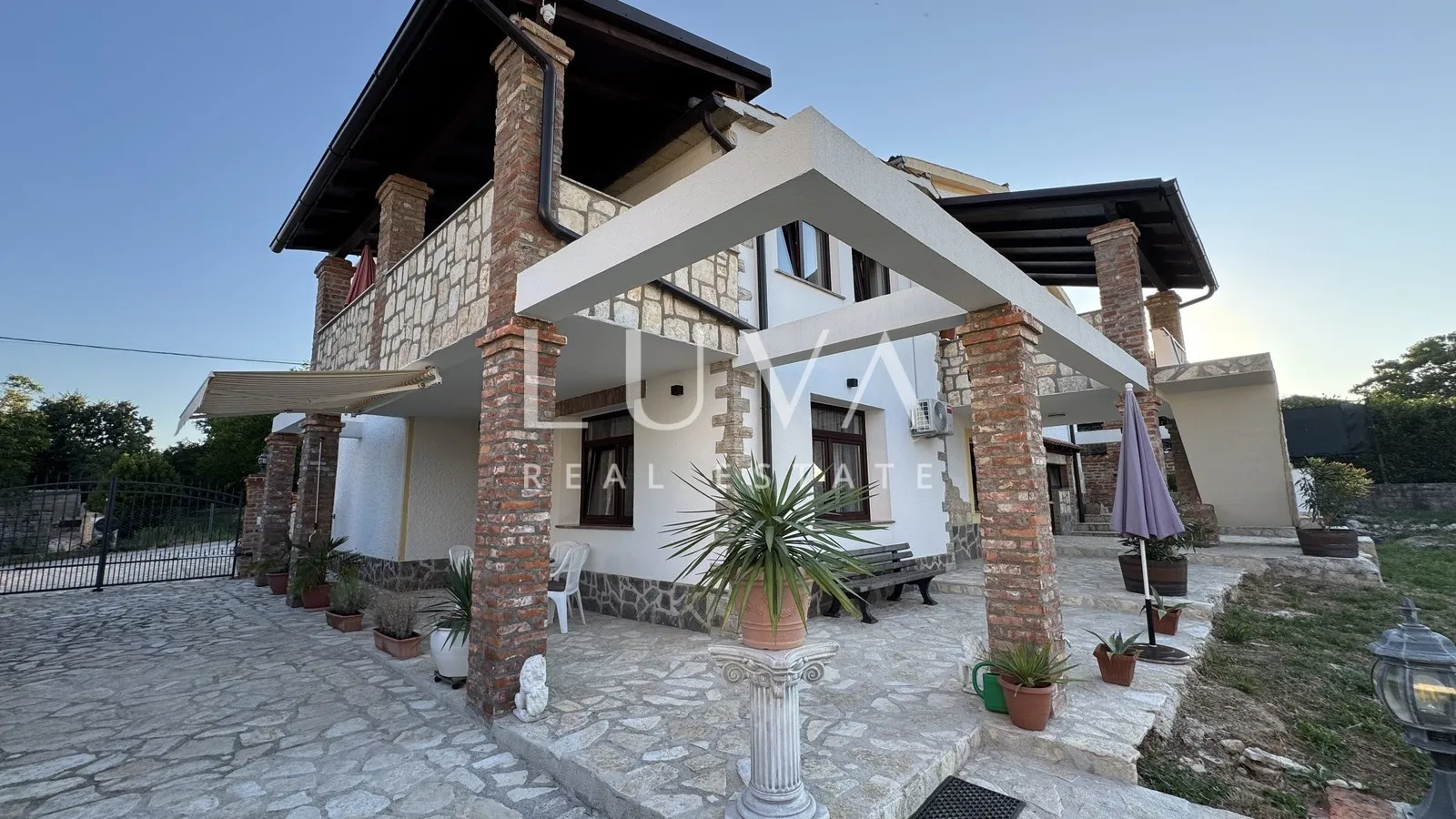 Istra, Višnjan, rustikalna kuća s tri apartmana, 580m2