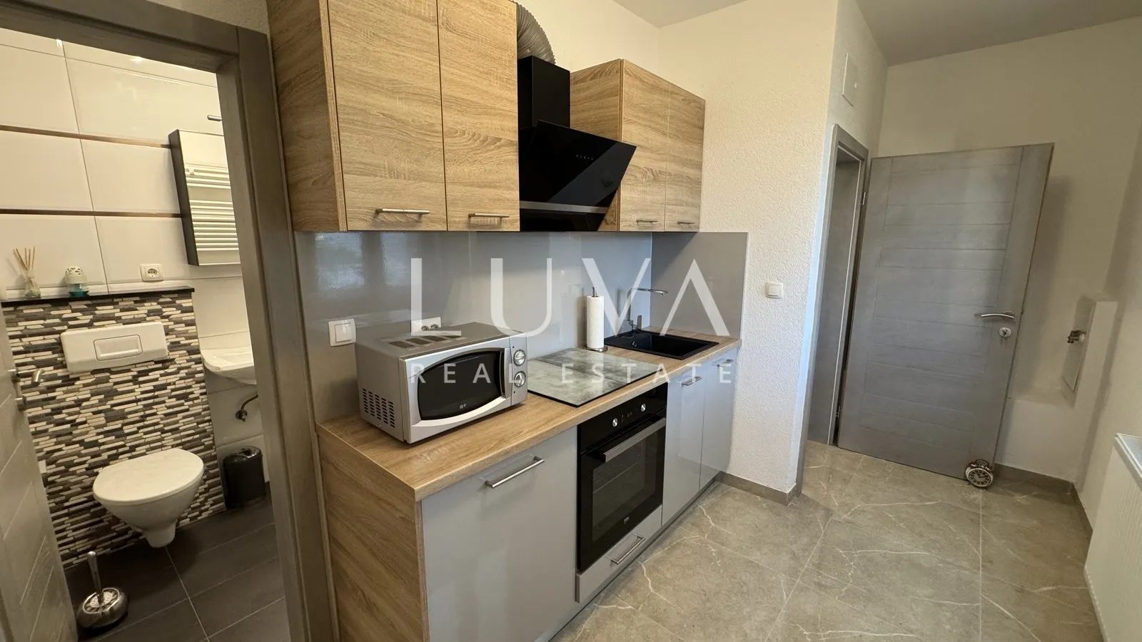 Istra, Višnjan, rustikalna kuća s tri apartmana, 580m2