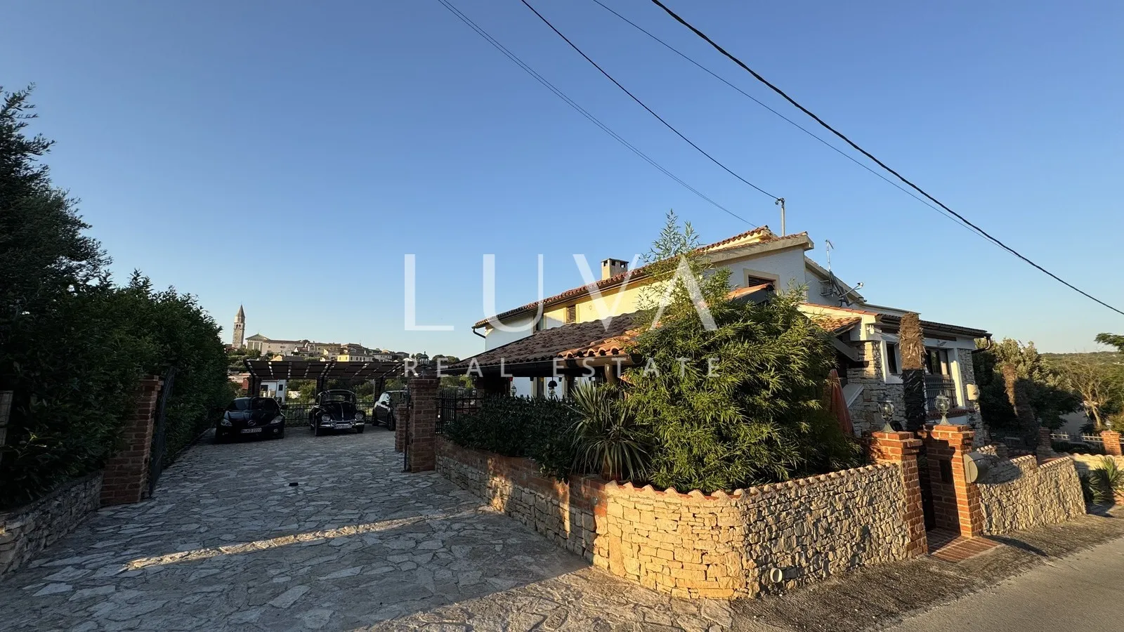 Istra, Višnjan, rustikalna kuća s tri apartmana, 580m2