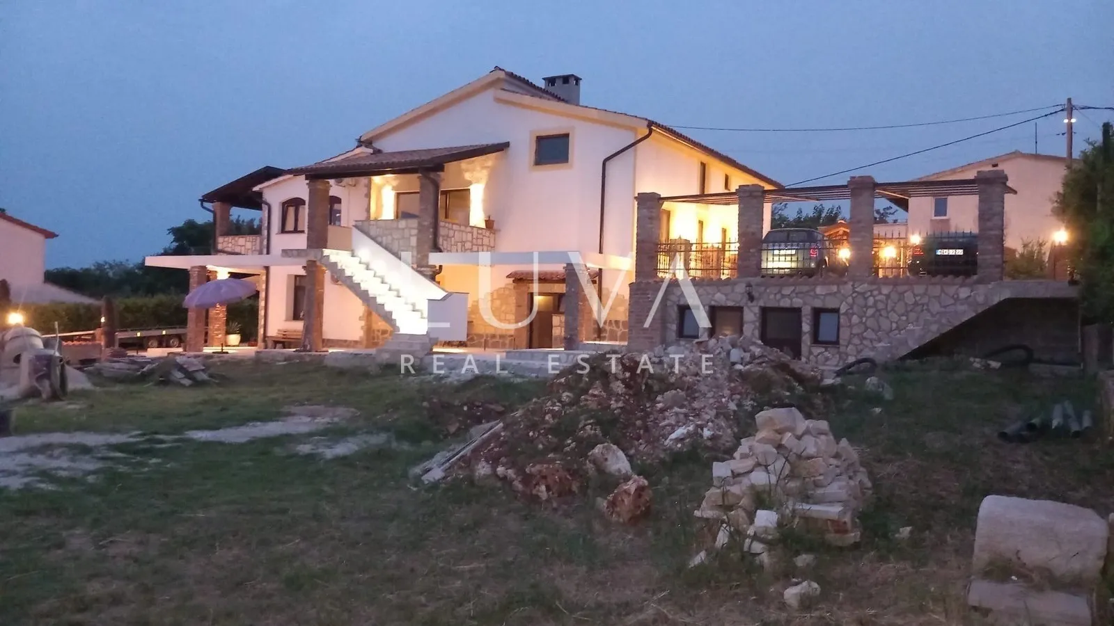 Istra, Višnjan, rustikalna kuća s tri apartmana, 580m2