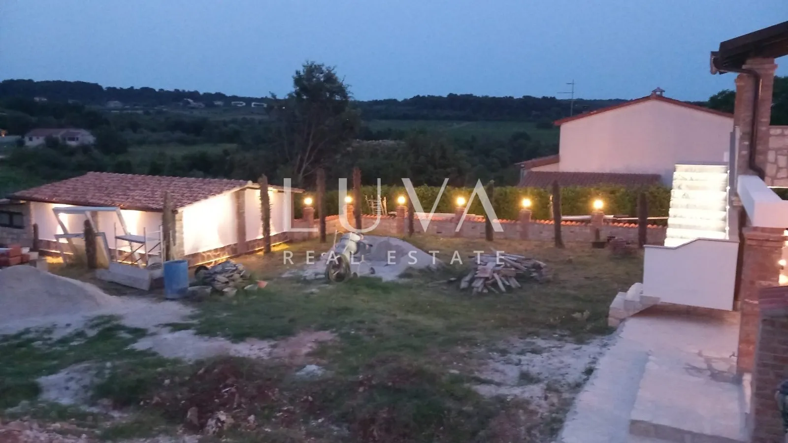 Istra, Višnjan, rustikalna kuća s tri apartmana, 580m2